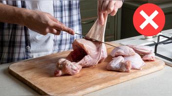 Por qué es un error quitarle la piel al pollo antes de cocinarlo