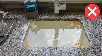 4 cosas que JAMÁS deberías tirar por el lavadero (fregadero)