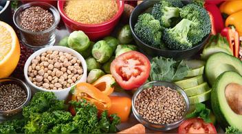 ¿Qué alimentos saludables puedo comer para una nutrición balanceada?