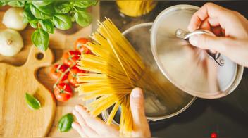 Este es el secreto para cocinar la pasta sin aceite y evitar que se pegue