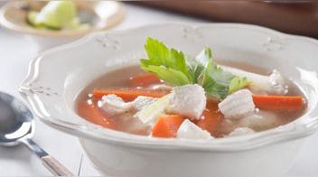 Prepara una sopa de pollo saludable en 4 pasos