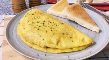En simples pasos, prepara el omelette perfecto para el desayuno (VIDEO)