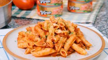 Fideos rojos con atún: receta peruana fácil (VIDEO)