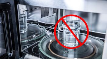 ¿Por qué NO debes calentar agua en el microondas?