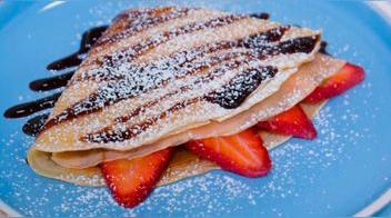 Crepes con manjar, frutas y fudge: receta completa (VIDEO)