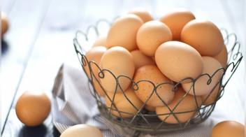 ¿Por qué debes guardar los huevos con la punta hacia abajo?