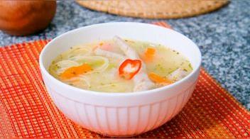 Sopa de patitas de pollo: fácil y deliciosa (VIDEO)