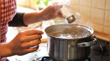 ¿Se te pasó la sal? Descubre cómo recuperar alimentos que te quedaron muy salados