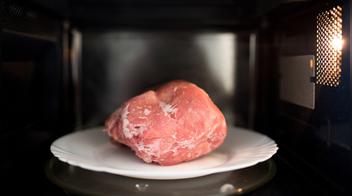 No cometas el error de descongelar la carne en el microondas por esta razón