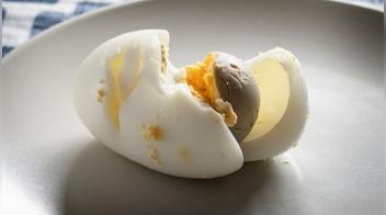 ¿Es seguro comer huevos cocidos con la yema de color verde o gris?