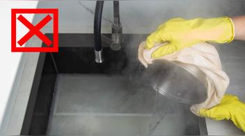 El peligro de echar agua caliente al lavadero (fregadero)