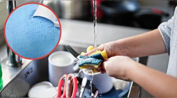 Por qué no es recomendable usar el detergente para lavar los platos en la esponja de cocina