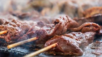 ¿Cuál es el origen de los anticuchos?, ¿son peruanos o bolivianos?