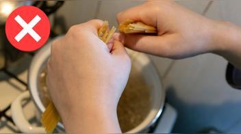Por qué en algunos países no debes partir los fideos al cocinarlos