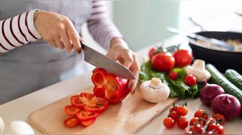 Por qué es un error usar una tabla de madera para cocinar, esto dice un especialista