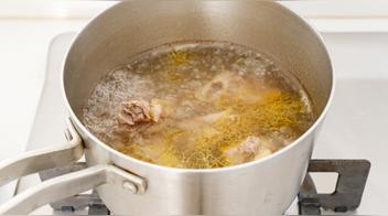 Caldo de huesos: ¿Quién no debe consumirlo y por qué?