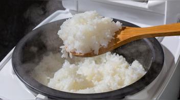Cómo preparar el arroz blanco para evitar los picos de glucosa, según especialistas