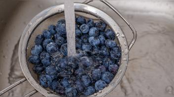 Ni vinagre ni bicarbonato: este es el mejor método para lavar y desinfectar frutas y verduras