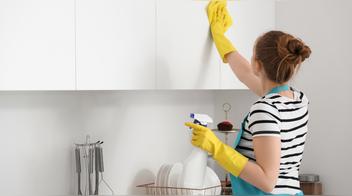 Cómo limpiar la grasa acumulada de los muebles de cocina: 4 trucos fáciles y efectivos