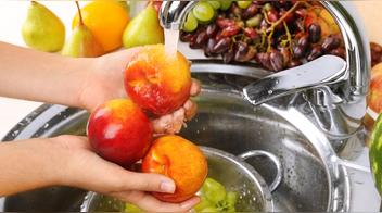 Ni vinagre ni bicarbonato: este es el mejor método para eliminar los pesticidas de los alimentos, según experto