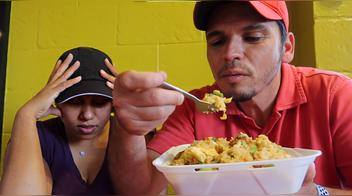 El video viral de la reacción de una pareja de extranjeros al probar arroz chaufa