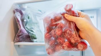 Ni en el frutero ni en la refrigeradora:  este es el mejor lugar para guardar las fresas y evitar que se pudran en poco tiempo