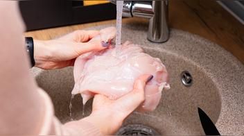 ¿Lavas bien el pollo? El MINSA revela cómo hacerlo para evitar enfermedades e incluso la muerte