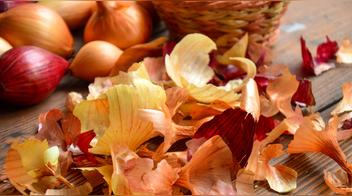 No tires la cáscara de la cebolla: este es el mejor truco para aprovecharla en la cocina