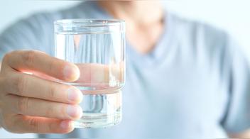 Un estudio revela cuántos litros de agua debes tomar al día según tu edad