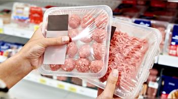 Las etiquetas que cambian de color si el alimento está en mal estado: el innovador invento que conquista diversos países