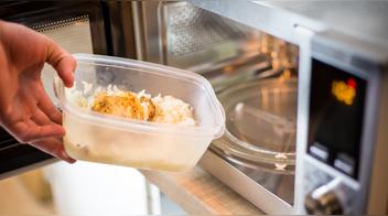¿La comida pierde sus nutrientes cuando se calienta en el microondas?