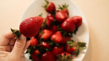 Ni azúcar ni zumo: este es el ingrediente que le ponen a las fresas en los restaurantes para potenciar su sabor