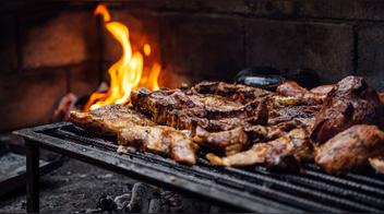 Esto es lo que haces mal al preparar una barbacoa: desde el encendido hasta el momento en que echas la sal