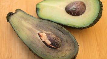 Ni en un tupper ni con papel film: esta es la forma correcta de guardar la palta cortada en el refrigerador para que no se oxide