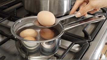 Sin aceite ni agua: esta es la forma más fácil y saludable de hacer huevos
