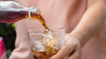 Por qué es más peligroso tomar azúcar que comerla, según estudios