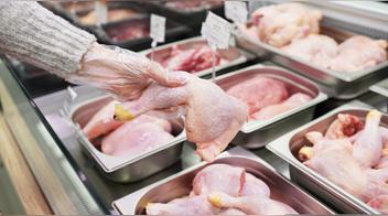 Carnicero explica las diferencias entre el pollo amarillo y el blanco: "Más sabor y mayor calidad"