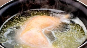 ¿Por qué hay que hervir las presas de pollo con vinagre?