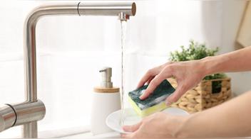 Ni detergente ni esponja: este es el truco japonés para lavar los platos con menos agua