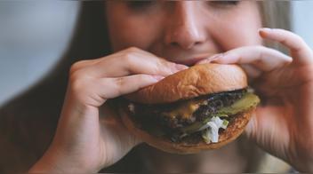 El error común al comer que causa aumento de peso sin que lo notes