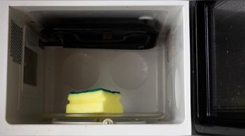 La razón por la que deberías calentar la esponja dentro del microondas