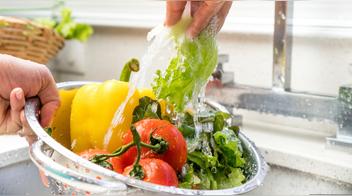 Ni con agua ni con vinagre: especialista explica cómo lavar las ensaladas para evitar ingerir parásitos