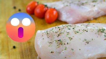 Nunca hagas esto al cortar pollo crudo: puedes contaminar toda tu comida