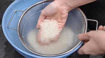 Una ingeniera de alimentos explica por qué deberías lavar el arroz y qué pasa si no lo haces