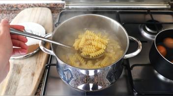 El truco de un Premio Nóbel de Física para cocinar la pasta sin gastar energía y ahorrar dinero