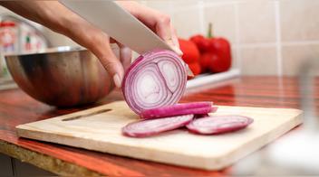 No llorar al picar cebolla o evitar que la palta se oscurezca: ¿cuáles son los trucos virales de cocina que realmente funcionan y cuáles no?