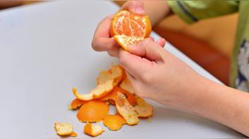 El truco de las cáscaras de mandarina para espantar mosquitos, hormigas y otros insectos de la cocina