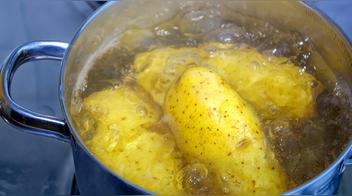 Este es el error que arruina el sabor de las papas hervidas