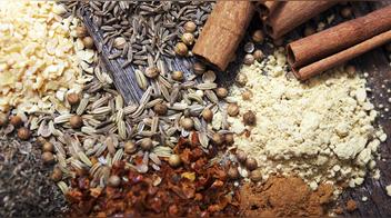 La especia aromática que alivia el dolor, combate bacterias y mejora tu salud bucal