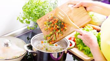 Nutricionista explica por qué no debes mezclar las verduras al cocinarlas
